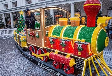 UK – The Lego Christmas Express puffs into Covent Garden