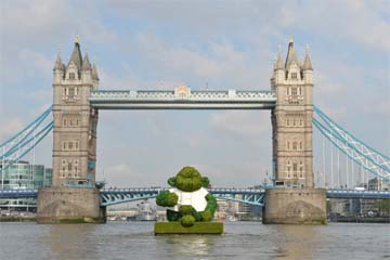 UK – Giant PG Tips monkey floats down the Thames ahead of ‘green paper’